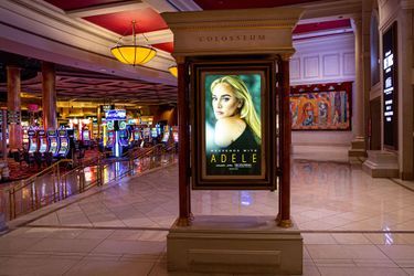 Un affiche promotionnelle des concerts d&#039;Adele à l&#039;intérieur du Caesars Palace à Las Vegas le 9 janvier 2022