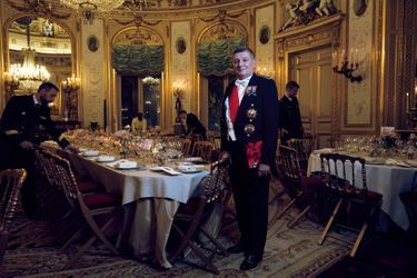 Lors du dîner annuel de levée de fonds de l’institution, le 17 novembre, à l’hôtel de Salm. À sa veste, le cordon et la plaque de grand-croix de la Légion d’honneur, ainsi que la plaque de grand-croix de l’ordre national du Mérite, dont il est également chancelier.