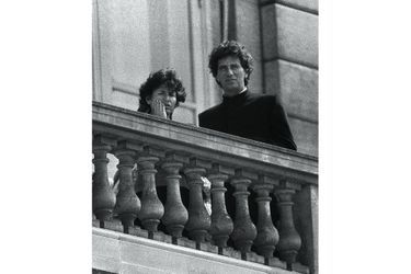 À l’Assemblée nationale, Jack Lang (ici avec sa femme, Monique) provoque un tollé en 1985 pour s’être présenté en costume à col Mao et sans cravate.