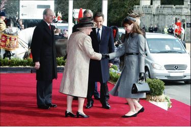 Vêtue d’un élégant manteau gris ajusté signé Dior, le 26 mars 2008, pour son premier voyage officiel à Londres avec Nicolas Sarkozy, Carla Bruni-Sarkozy a su imposer son style haute couture de première dame de France.