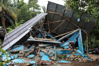 Des maisons en partie effondrées dans la ville de Pasaman, près de l'épicentre, avec des briques tombées à terre et des murs éventrés.