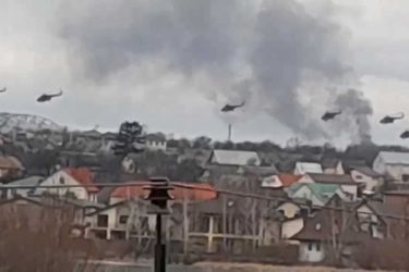 Dans cette photo tirée d&#039;une vidéo publiée par le service de presse de la police ukrainienne, des hélicoptères militaires, apparemment russes, survolent la périphérie de Kiev, en Ukraine, le jeudi 24 février 2022.