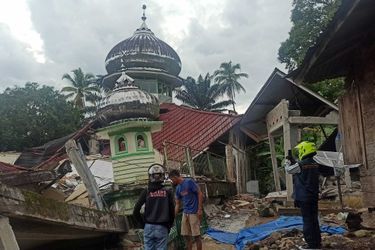 La mosquée Raya Kajai en ruines après le séisme qui a frappé l&#039;île de Sumatra, en Indonésie, le 25 février 2022.