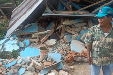 Des maisons en partie effondrées dans la ville de Pasaman, près de l'épicentre, avec des briques tombées à terre et des murs éventrés.
