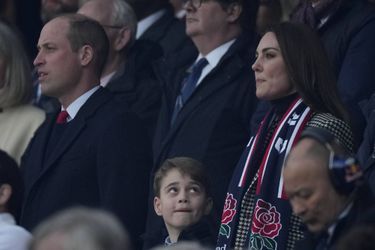 Le prince William et Kate Middleton avec leur fils le prince George lors du match Angleterre-Pays de Galles à l&#039;occasion de la troisième journée du Tournoi des 6 Nations de rugby au stade de Twickenham (sud-ouest de Londres) le 26 février 2022