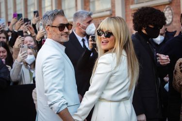 Taika Waititi et Rita Ora au défilé Fendi lors de la Fashion Week de Milan le 23 février 2022