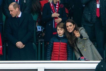 Le prince William et Kate Middleton avec leur fils le prince George lors du match Angleterre-Pays de Galles à l&#039;occasion de la troisième journée du Tournoi des 6 Nations de rugby au stade de Twickenham (sud-ouest de Londres) le 26 février 2022