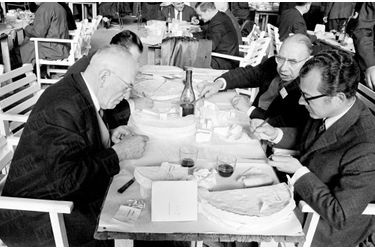 Les jurés des fromages, et au premier rang le brie, au Concours agricole de 1967.
