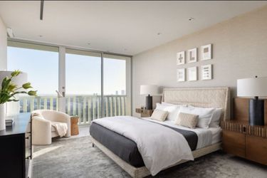 Sandra Bullock a vendu pour 8 millions de dollars ses deux appartements dans l'immeuble Sierra Towers à Los Angeles. 