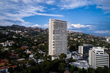 Sandra Bullock a vendu pour 8 millions de dollars ses deux appartements dans l'immeuble Sierra Towers à Los Angeles. 