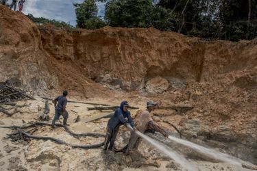 Dans les mines, les orpailleurs utilisent des jets d’eau surpuissants. Certains meurent ensevelis sous les coulées de boue. À Boa Esperança.