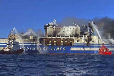 L&#039;incendie sur l&#039;Euroferry Olympia au large du port de l&#039;île de Corfou, dans le nord-ouest de la Grèce, le samedi 19 février 2022. 