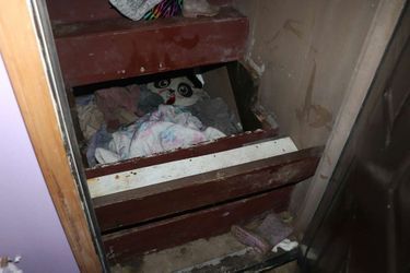 La petite fille a été découverte sous les escaliers d'une maison, deux ans après sa disparition. 