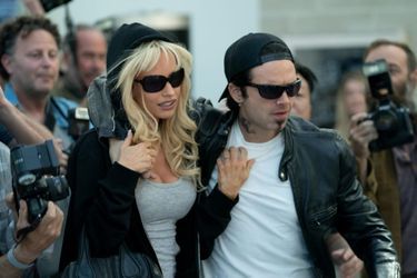 Lily James et Sebastian Stan dans les rôles de Pamela Anderson et Tommy Lee dans la mini-série Hulu «Pam &amp; Tommy», diffusée depuis février 2022 (et disponible en France sur la plateforme Disney+).
