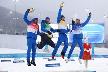 L'équipe de France de ski de fond médaillée d'argent en relais 4x10km.