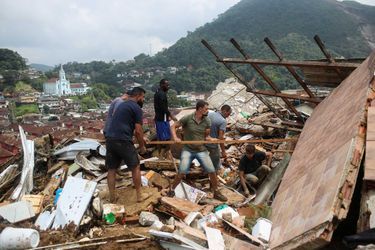 A Petropolis, au nord de Rio de Janeiro (Brésil) un glissement de terrain a enseveli des maisons et tué au moins 94 personnes.