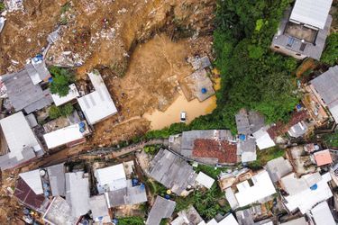 A Petropolis, au nord de Rio de Janeiro (Brésil) un glissement de terrain a enseveli des maisons et tué au moins 94 personnes.
