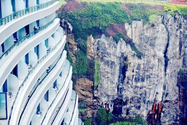 Inauguré en 2018, l&#039;hôtel InterContinental Shanghai Wonderland, près de Shanghai, a été construit à l&#039;intérieur d&#039;une carrière désaffectée et surplombe un petit lac artificiel.