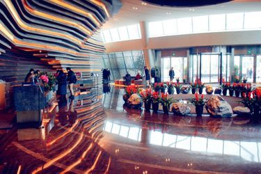 Inauguré en 2018, l&#039;hôtel InterContinental Shanghai Wonderland, près de Shanghai, a été construit à l&#039;intérieur d&#039;une carrière désaffectée et surplombe un petit lac artificiel.