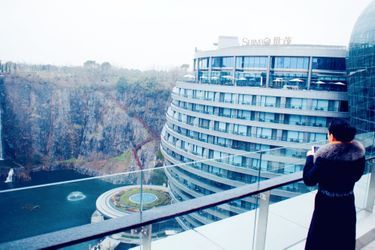 Inauguré en 2018, l&#039;hôtel InterContinental Shanghai Wonderland, près de Shanghai, a été construit à l&#039;intérieur d&#039;une carrière désaffectée et surplombe un petit lac artificiel. 