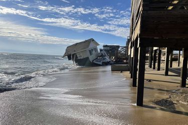 Une maison de vacances de deux étages a été emportée par l’océan, à Rodanthe (Cap Hatteras), sur les îles Outer Banks, en Caroline du Nord.
