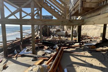 Une maison de vacances de deux étages a été emportée par l’océan, à Rodanthe (Cap Hatteras), sur les îles Outer Banks, en Caroline du Nord.