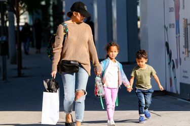 Chrissy Teigen avec ses enfants Luna et Miles, à Los Angeles, le 16 février 2022.