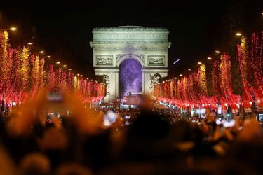L&#039;avenue des Champs-Elysées illuminée pour les fêtes en 2019.
