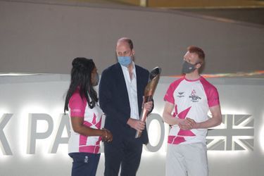 Le prince William tenant la torche des Jeux du Commonwealth, le 10 février 2022 à Dubaï.