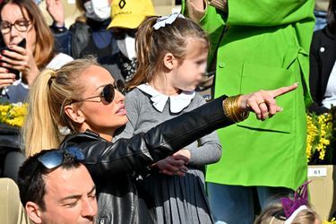 Adriana Karembeu et sa fille Nina lors du Carnaval de Nice, le 13 février 2022.