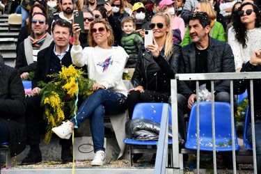 Adriana Karembeu, son mari Aram Ohanian, avec le maire de Nice Christian Estrosi, et sa femme Laura Tenoudji, lors du Carnaval de Nice, le 13 février 2022.