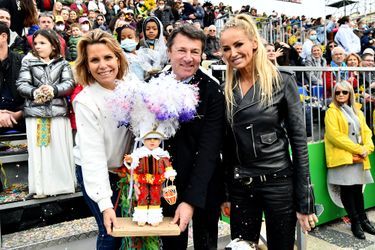 Adriana Karembeu, le maire de Nice Christian Estrosi et sa femme Laura Tenoudji, lors du Carnaval de Nice, le 13 février 2022.