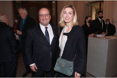 François Hollande et sa compagne Julie Gayet au vernissage de l&#039;exposition de Charles Ray, à Paris, le 15 février 2022.