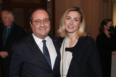 François Hollande et sa compagne Julie Gayet au vernissage de l&#039;exposition de Charles Ray, à Paris, le 15 février 2022.