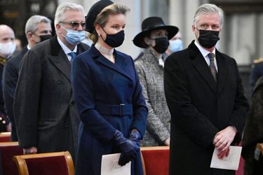 La reine Mathilde et le roi des Belges Philippe devant le prince Laurent et la princesse Claire de Belgique à Laeken, le 17 février 2022