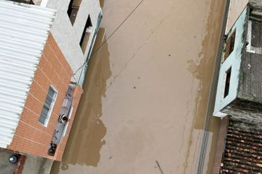 Des inondations causées par le débordement de la rivière Cachoeira à Itabuna, dans l'État de Bahia, au Brésil, le 26 décembre 2021.