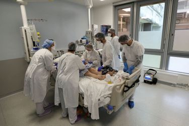 Un patient malade du Covid-19 en soins intensifs à l'hôpital de Mulhouse, le 16 décembre 2021. 
