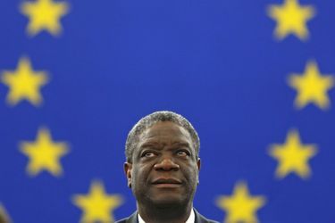 Surnommé «Docteur miracle», le gynécologue-obstétricien congolais Denis Mukwege apporte depuis une quinzaine d&#039;années son aide aux femmes violées dans l&#039;est de la République démocratique du Congo. Il a notamment créé un hôpital et une fondation pour soigner les victimes de ce qu&#039;il dénonce comme une arme de guerre. Son combat a été récompensé cette année par le prix Sakharov 2014. Martin Schulz, président du Parlement européen, a salué un homme «qui se bat pour la dignité des femmes, la justice et la paix dans son pays», en lui remettant la distinction fin novembre. «C&#039;est mon 20e prix Sakharov, mais j&#039;ai rarement vu pleurer des hommes et des femmes en plénière ».Lire aussi : «Il n&#039;y a pas pire arme que le viol de guerre<br />
»