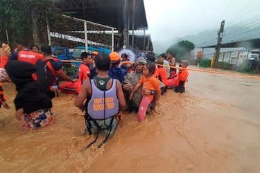 Le personnel des garde-côtes philippins aide à l&#039;évacuation des résidents en raison des inondations causées par le typhon Rai dans la ville de Cagayan De Oro, aux Philippines.