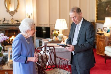 La reine Elizabeth II et l'organiste britannique Thomas Trotter au château de Windsor, le 8 décembre 2021