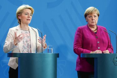 La présidente de la Commission européenne, Ursula von der Leyen, et l&#039;ex-chancelière allemande, Angela Merkel, à Berlin, le 8 novembre 2019.