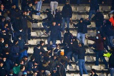 Heurts entre supporteurs parisiens (à g.) et ultras lyonnais (à dr.), à la mi-temps du 32e de finale de Coupe de France entre le Paris FC et l’Olympique lyonnais, au stade Charléty, à Paris, le 17 décembre. Le match sera définitivement interrompu. 