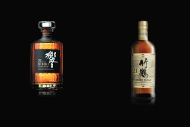 Champions du monde et frères ennemis. À g. : le Hibiki 21 ans de la distillerie Suntory, composé de yamazaki, de hakushu et de chita, est coté 800 €. À dr., le Taketsuru 21 ans de chez Nikka. Ce blend titre à 43 %. Il se compose d’un taketsuru 21 ans, de yoichi et de miyagikyo.