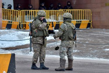 Des agents des forces de l'ordre kazakh bloquent une rue menant à la résidence présidentielle officielle d'Akorda après des manifestations contre le gouvernement, le 6 janvier 2022.