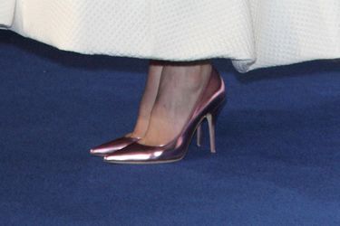 L&#039;actrice Felicity Jones avec des escarpins métallisés or rose Christian Dior à Londres, le 9 décembre 2014