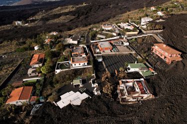 Vue aérienne d&#039;un groupe de maisons entourées par la lave du volcan Cumbre Vieja dans une zone d&#039;exclusion à Las Manchas, sur l&#039;île canarienne de La Palma, le 17 décembre.