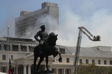 La statue de Louis Botha, ancien Premier ministre de l'Union sud-africaine, devant le parlement où un incendie s'est déclaré au Cap, en Afrique du Sud, le 2 janvier 2022.