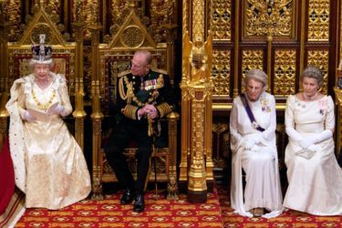 La reine Elizabeth II lors de l’ouverture du Parlement le 13 novembre 2002. A la gauche du prince Philip, la duchesse de Grafton et Lady Farnham 