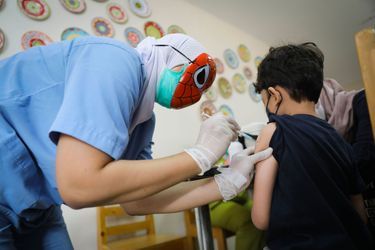 Une infirmière masquée en Spider-Man, vaccine un enfant à Jakarta, en Indonésie.