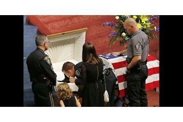 Le sergent Ryan Stark fait ses adieux à K-9, son chien de service tué par un cambrioleur à Oklahoma City, aux Etats-Unis